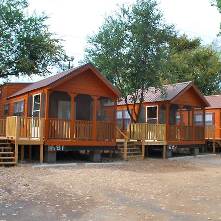 Rustic Creek Ranch Resort At North Jellystone Park Берлесон Екстер'єр фото