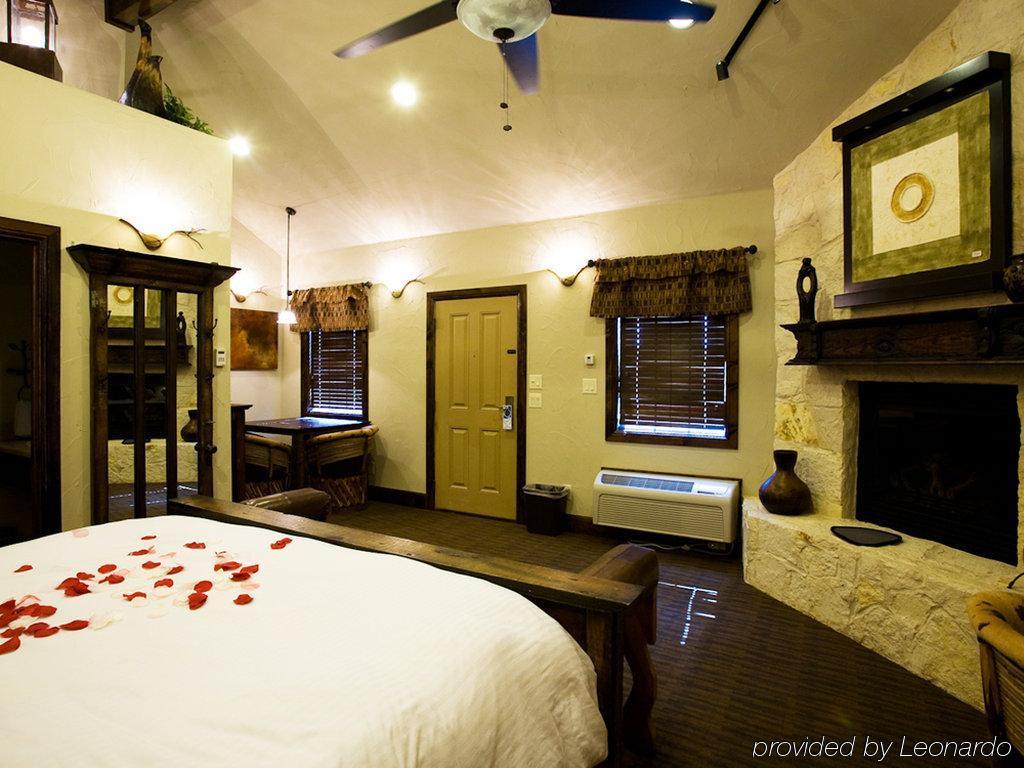 Rustic Creek Ranch Resort At North Jellystone Park Берлесон Екстер'єр фото