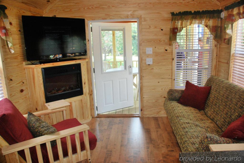 Rustic Creek Ranch Resort At North Jellystone Park Берлесон Екстер'єр фото