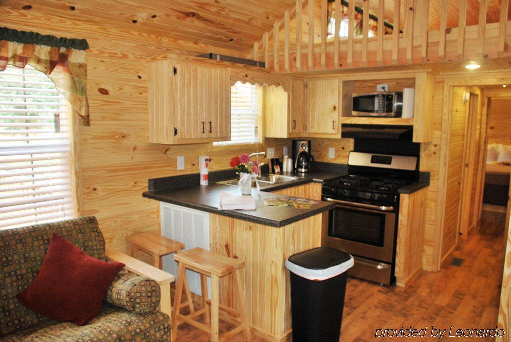 Rustic Creek Ranch Resort At North Jellystone Park Берлесон Екстер'єр фото