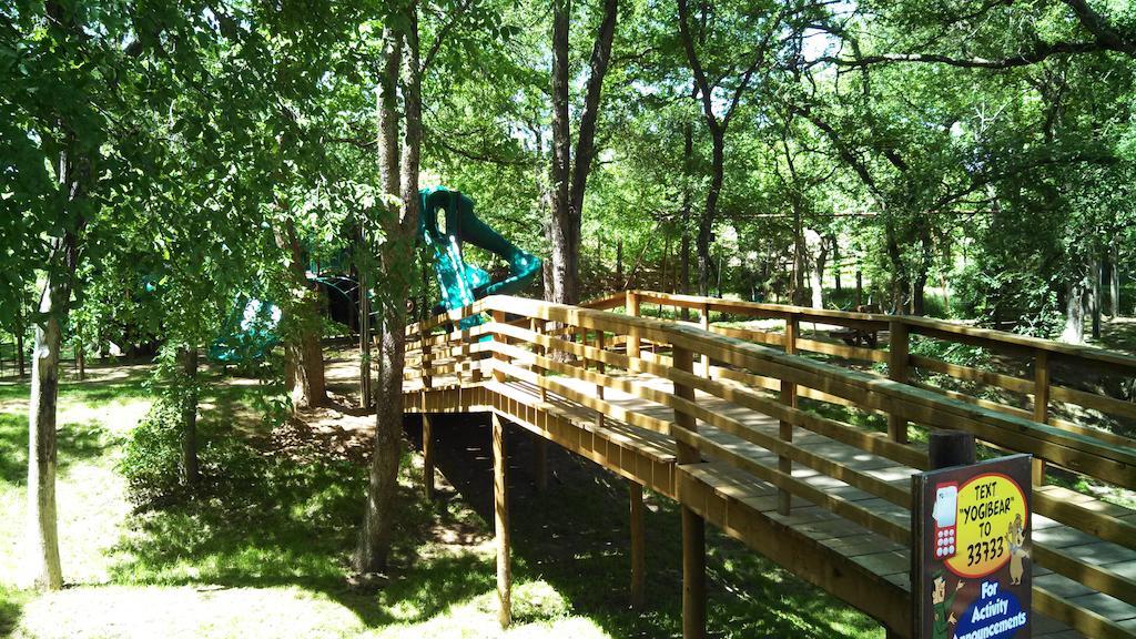 Rustic Creek Ranch Resort At North Jellystone Park Берлесон Екстер'єр фото