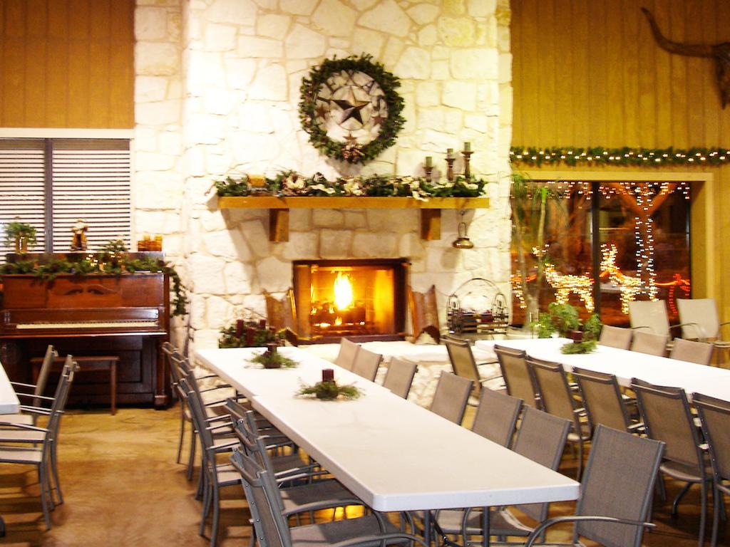 Rustic Creek Ranch Resort At North Jellystone Park Берлесон Екстер'єр фото