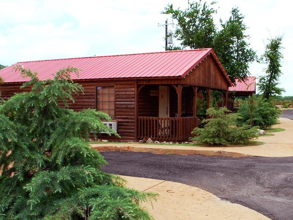 Rustic Creek Ranch Resort At North Jellystone Park Берлесон Екстер'єр фото