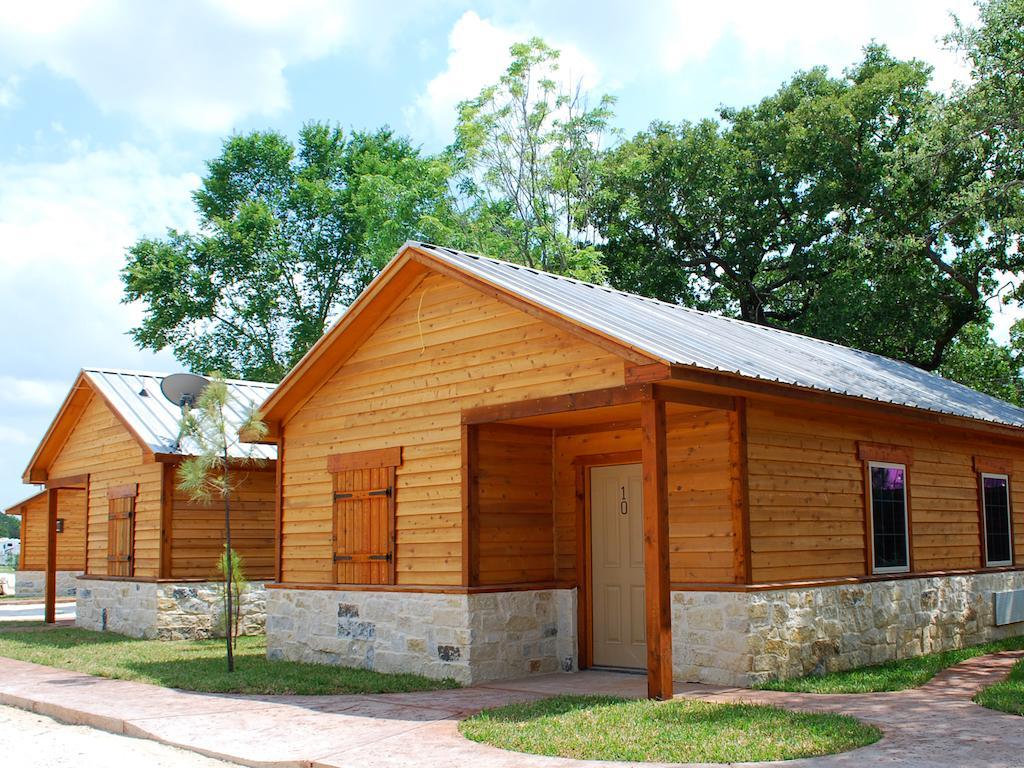 Rustic Creek Ranch Resort At North Jellystone Park Берлесон Екстер'єр фото