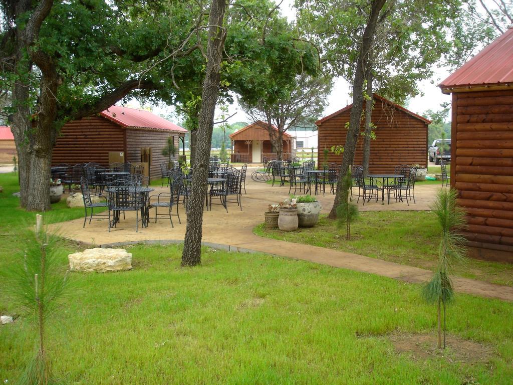 Rustic Creek Ranch Resort At North Jellystone Park Берлесон Екстер'єр фото