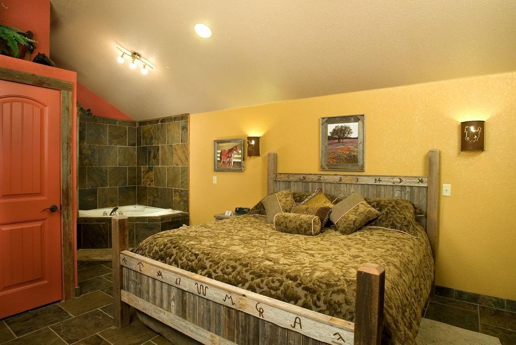 Rustic Creek Ranch Resort At North Jellystone Park Берлесон Екстер'єр фото