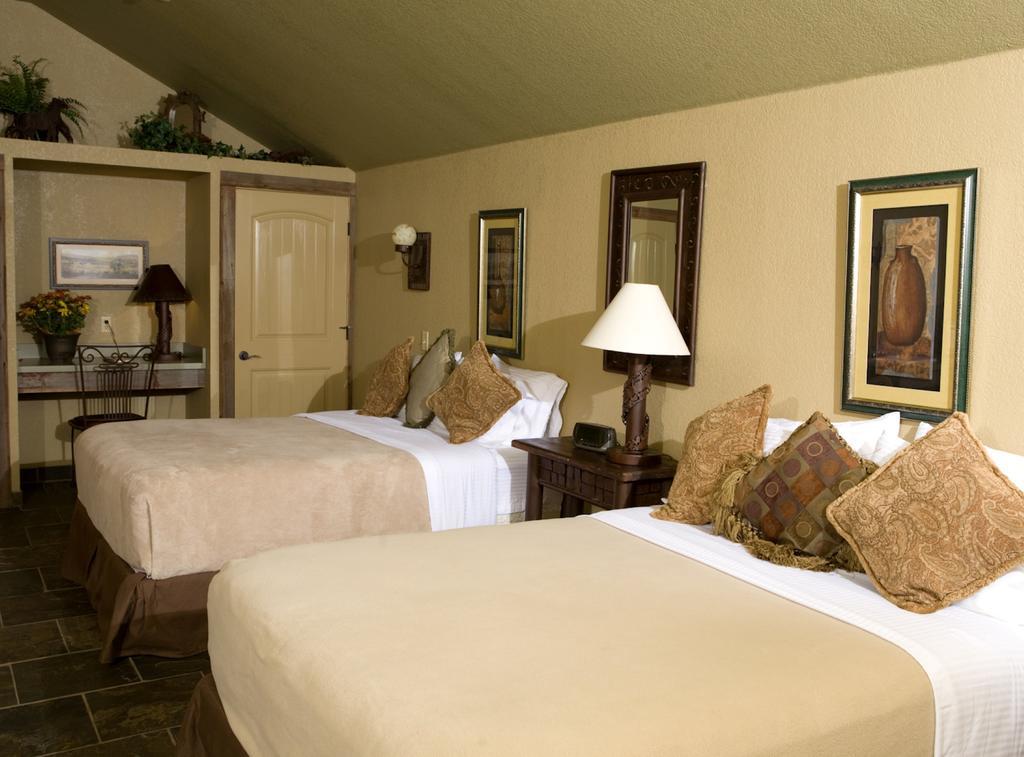 Rustic Creek Ranch Resort At North Jellystone Park Берлесон Екстер'єр фото