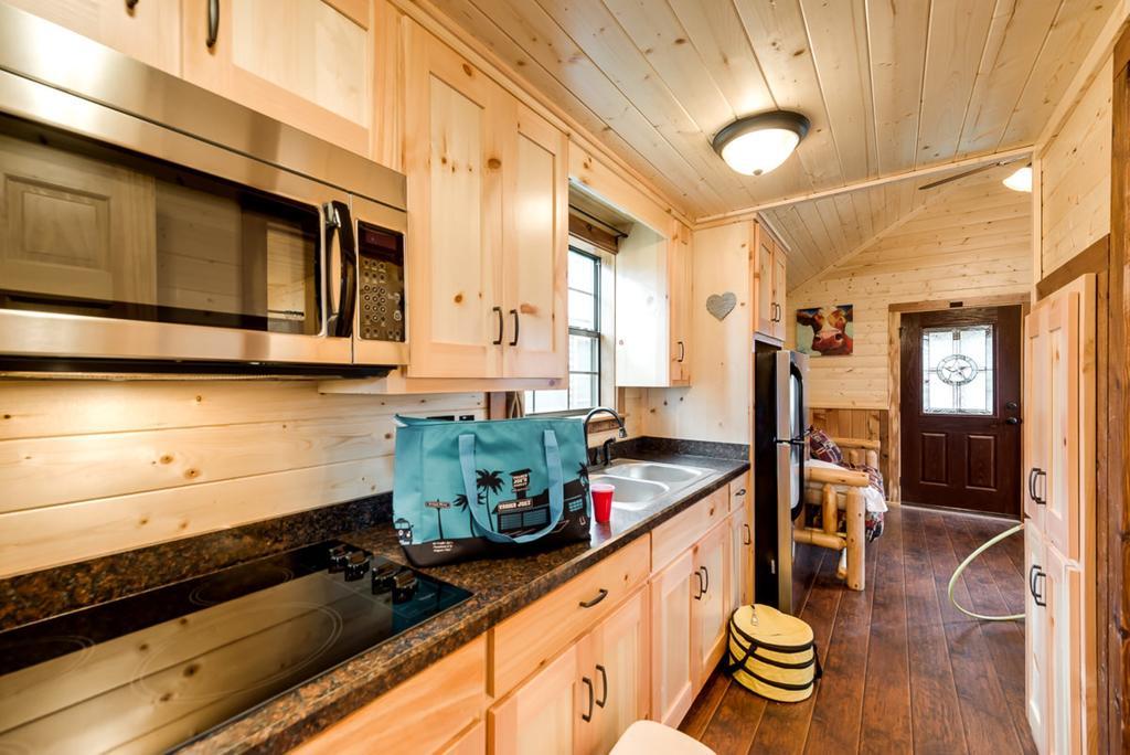 Rustic Creek Ranch Resort At North Jellystone Park Берлесон Екстер'єр фото