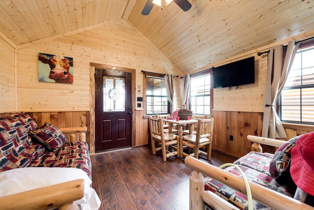 Rustic Creek Ranch Resort At North Jellystone Park Берлесон Екстер'єр фото