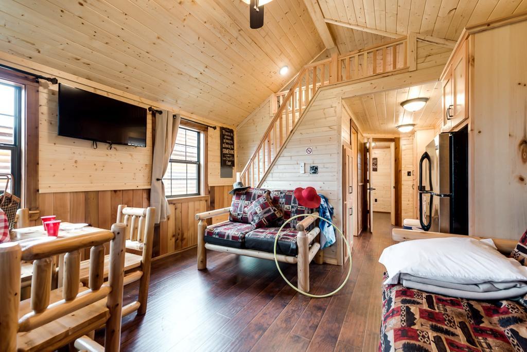 Rustic Creek Ranch Resort At North Jellystone Park Берлесон Екстер'єр фото