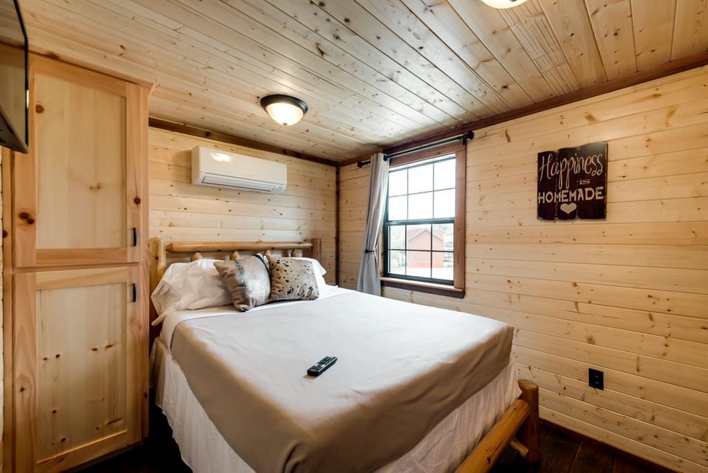 Rustic Creek Ranch Resort At North Jellystone Park Берлесон Екстер'єр фото
