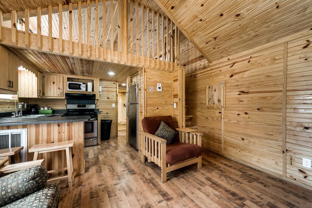 Rustic Creek Ranch Resort At North Jellystone Park Берлесон Номер фото