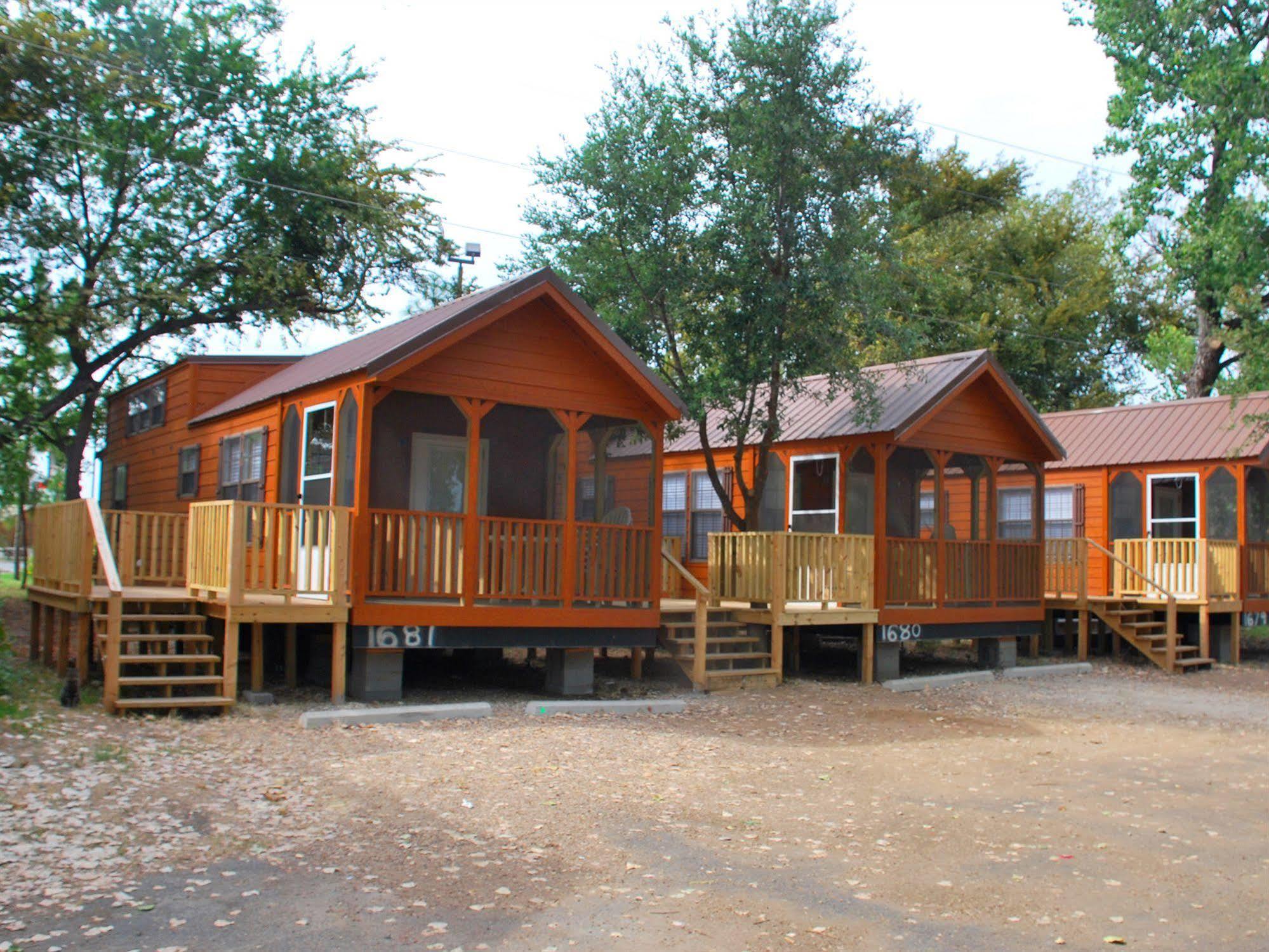 Rustic Creek Ranch Resort At North Jellystone Park Берлесон Екстер'єр фото