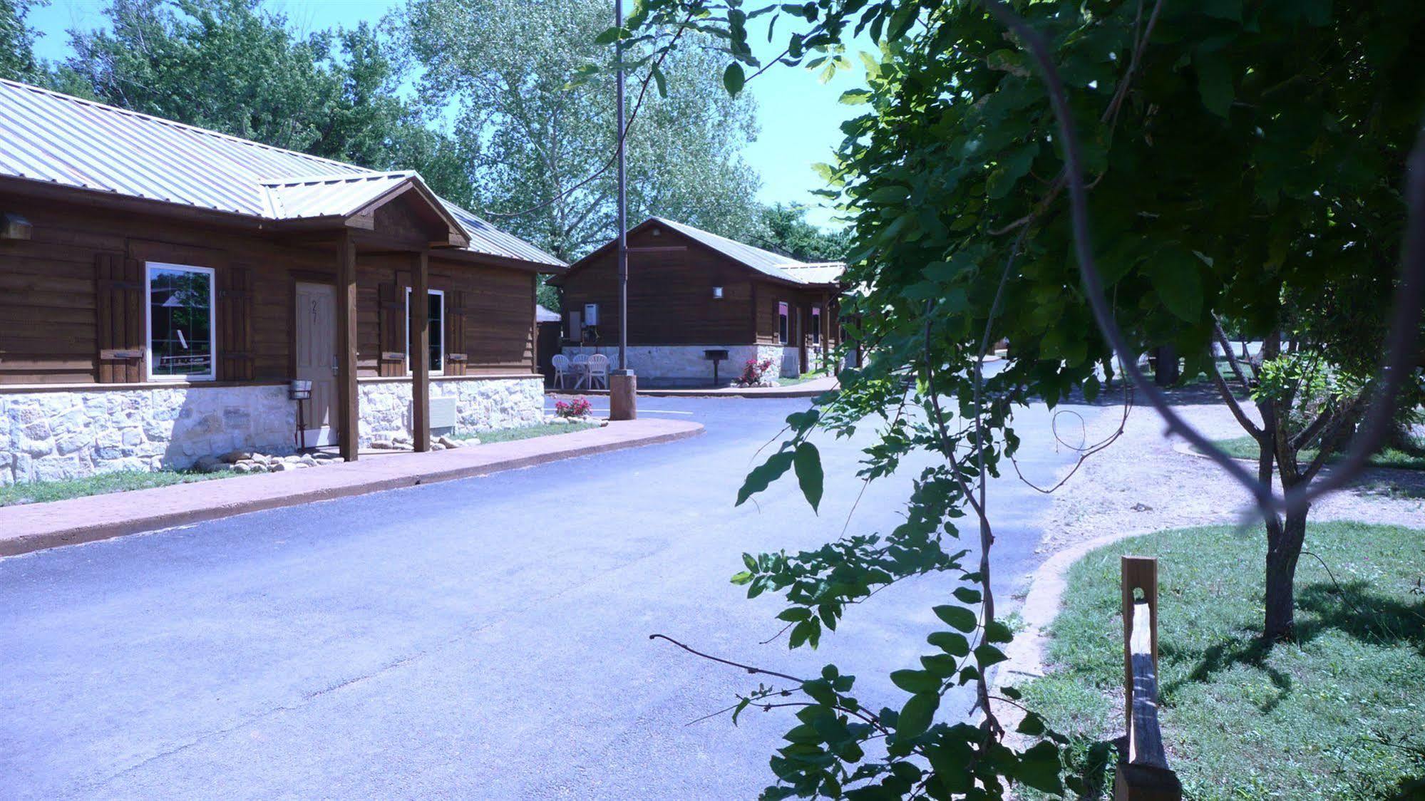 Rustic Creek Ranch Resort At North Jellystone Park Берлесон Екстер'єр фото