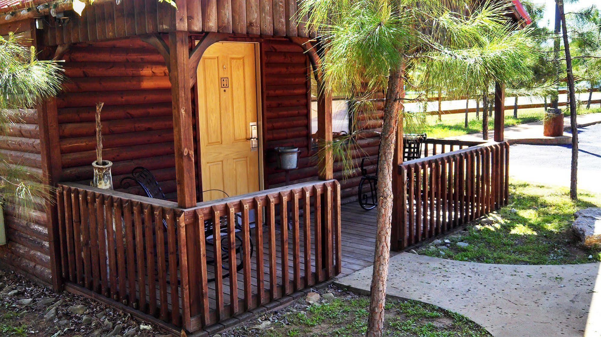 Rustic Creek Ranch Resort At North Jellystone Park Берлесон Екстер'єр фото