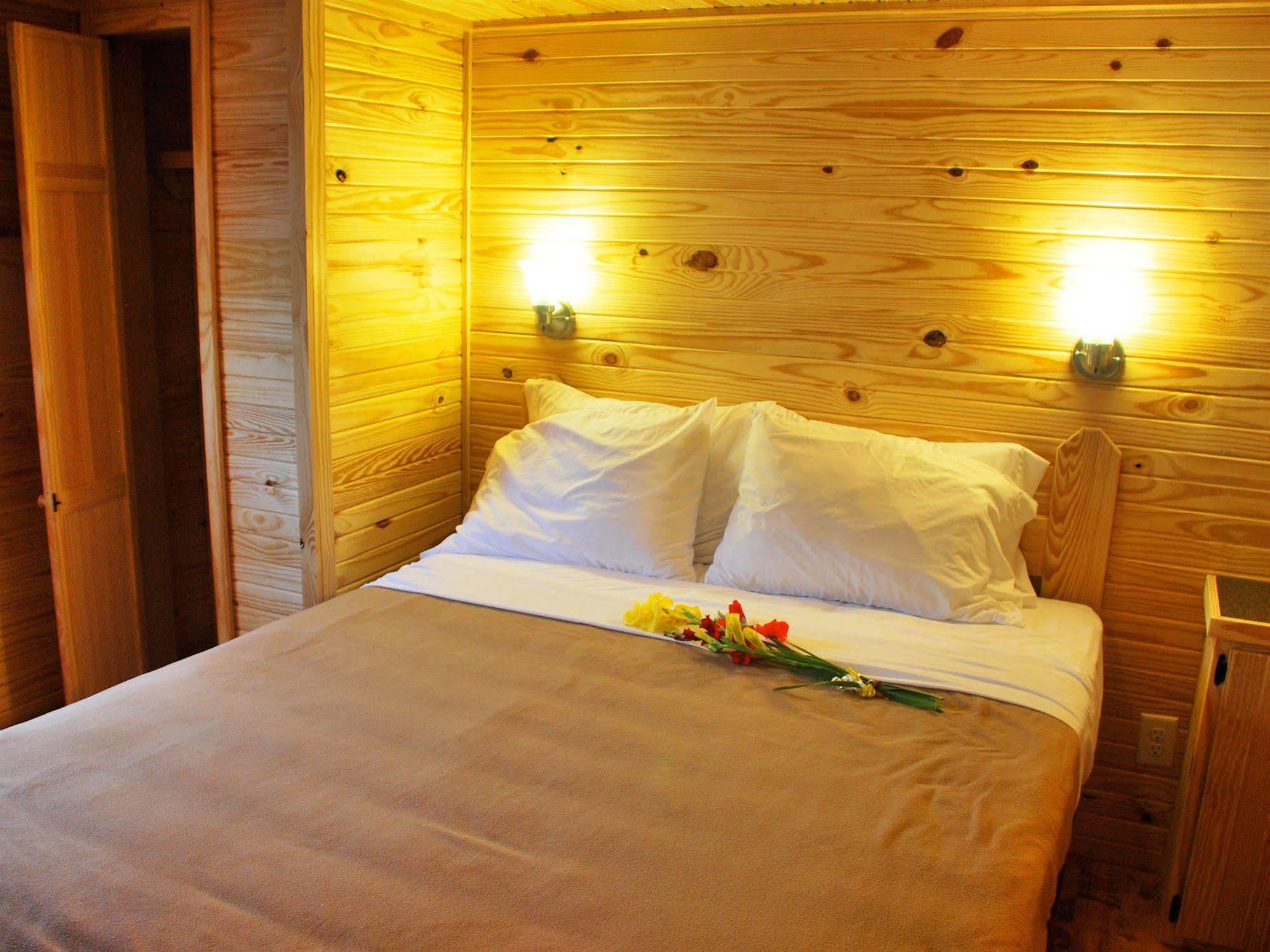 Rustic Creek Ranch Resort At North Jellystone Park Берлесон Екстер'єр фото