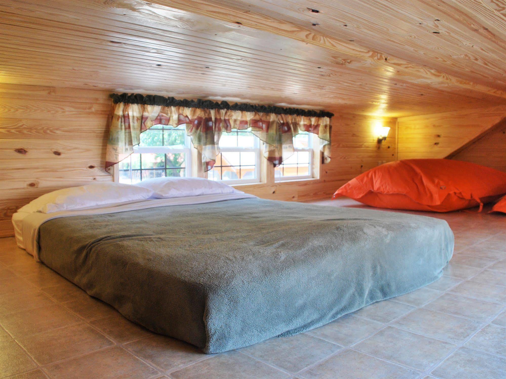 Rustic Creek Ranch Resort At North Jellystone Park Берлесон Екстер'єр фото