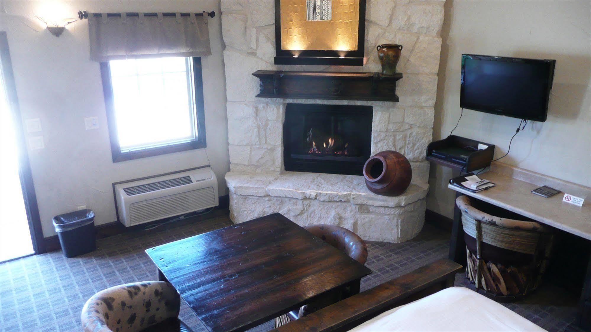 Rustic Creek Ranch Resort At North Jellystone Park Берлесон Екстер'єр фото