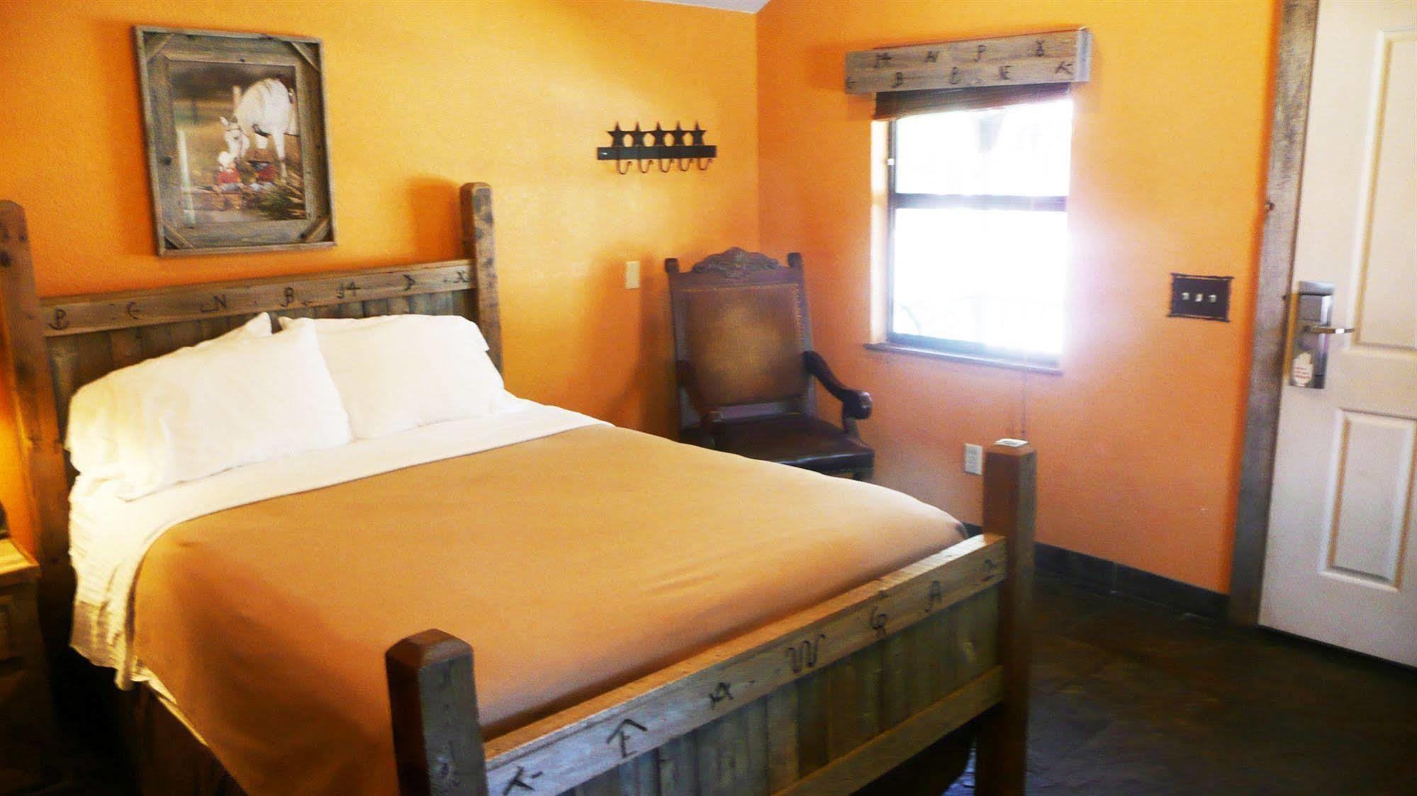 Rustic Creek Ranch Resort At North Jellystone Park Берлесон Екстер'єр фото