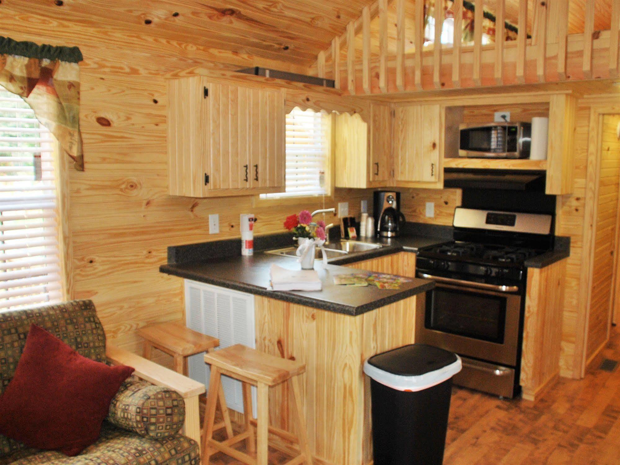Rustic Creek Ranch Resort At North Jellystone Park Берлесон Екстер'єр фото