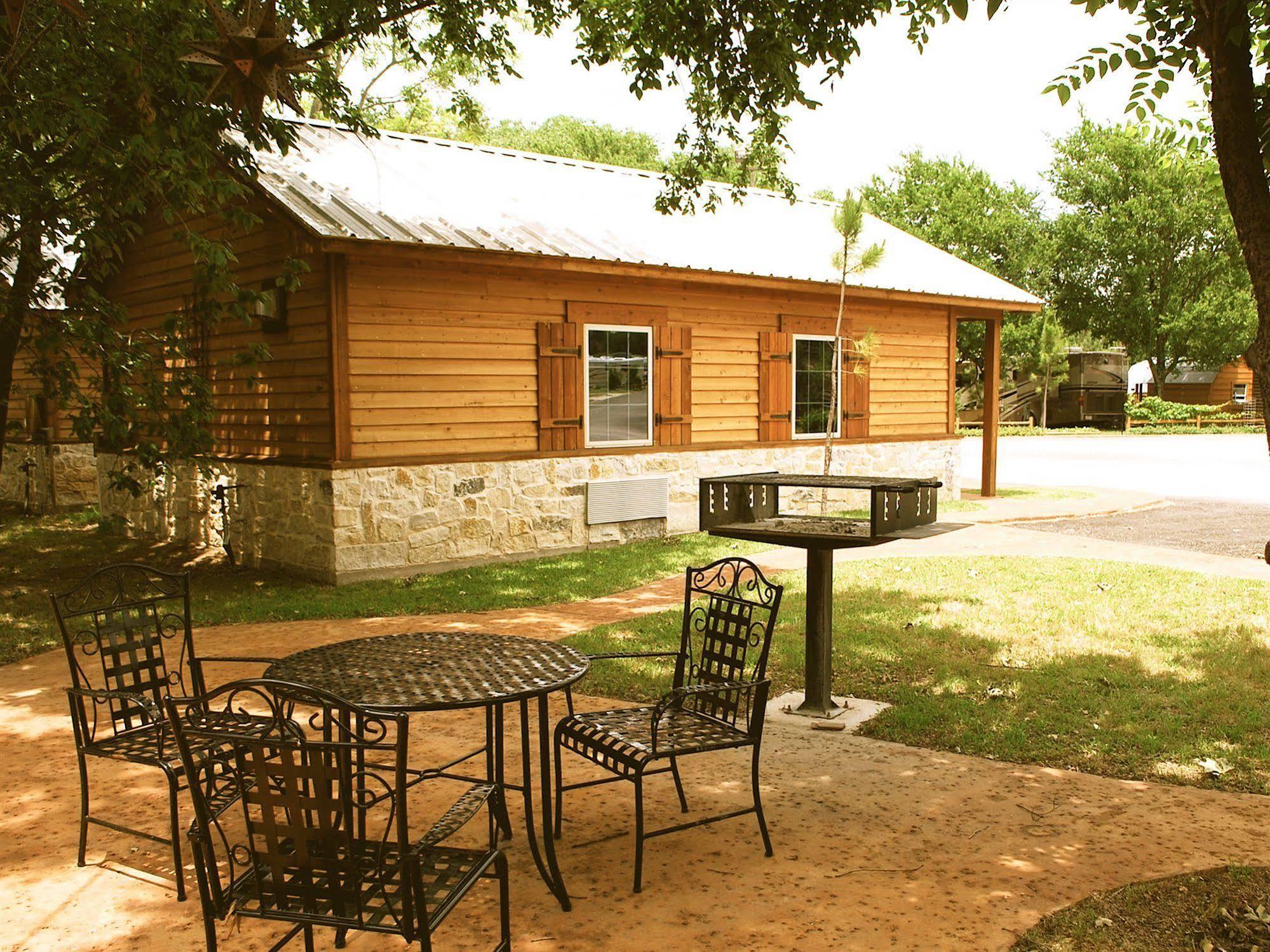 Rustic Creek Ranch Resort At North Jellystone Park Берлесон Екстер'єр фото
