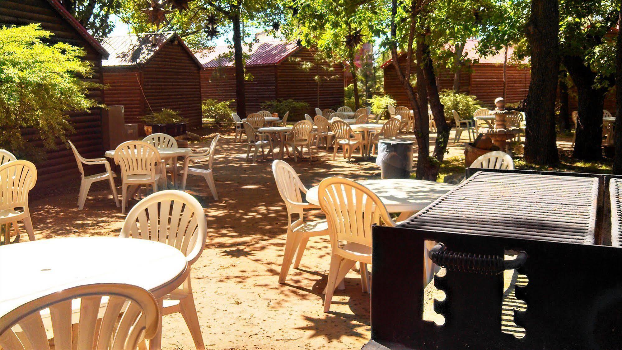 Rustic Creek Ranch Resort At North Jellystone Park Берлесон Екстер'єр фото