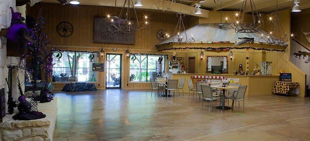 Rustic Creek Ranch Resort At North Jellystone Park Берлесон Екстер'єр фото