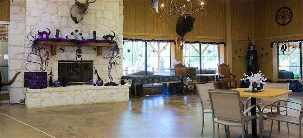Rustic Creek Ranch Resort At North Jellystone Park Берлесон Екстер'єр фото
